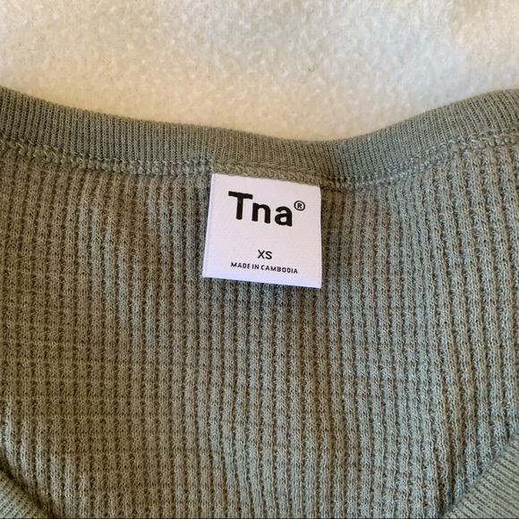 Aritzia TNA Waffle Knit Thermal Henley in Green - XS - Picture 2 of 5